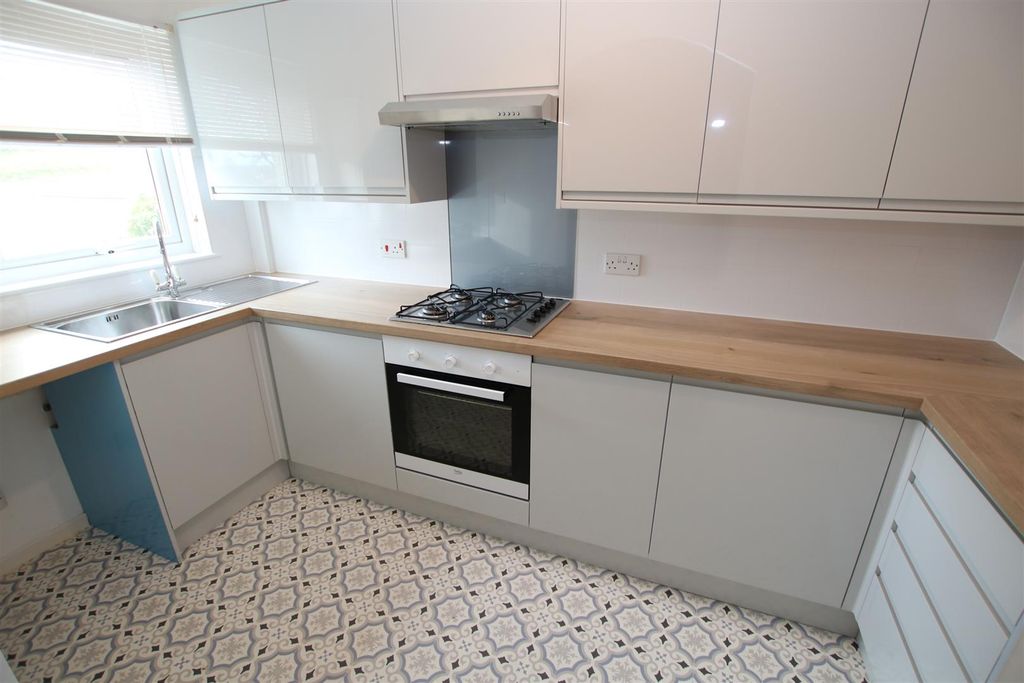 Property photo 3 of 9 Kitchen 2.Jpg