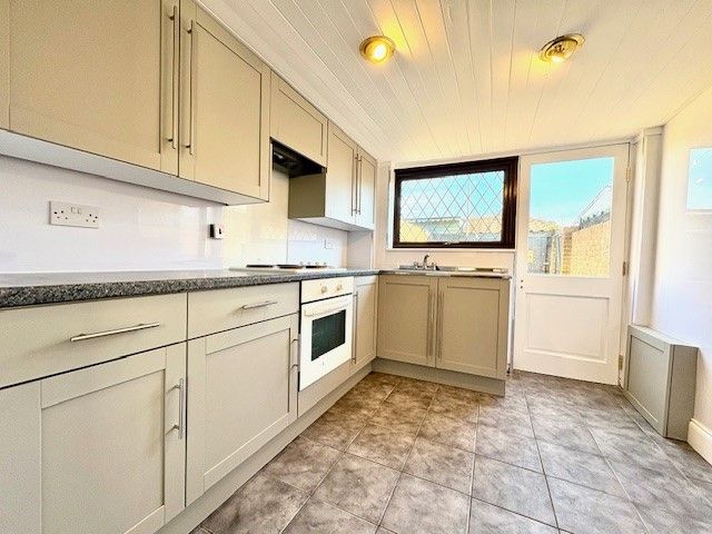 Property photo 2 of 7 Kitchen