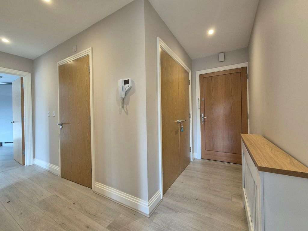 Property photo 2 of 11 Hallway