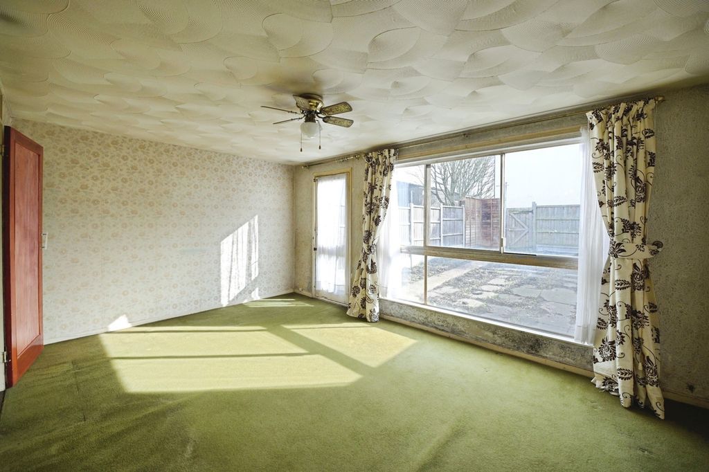 Property photo 2 of 20 Lounge