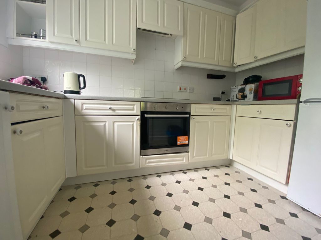 Property photo 3 of 6 Kitchen