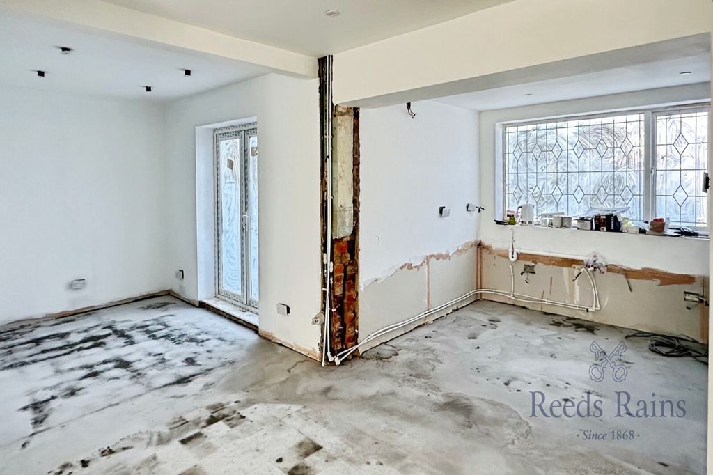 Property photo 3 of 18 Kitchen Dining