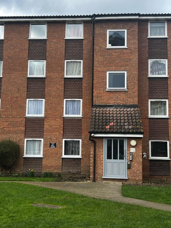 Property photo 1 of 13 Refurbished First Floor Two Bed Flat