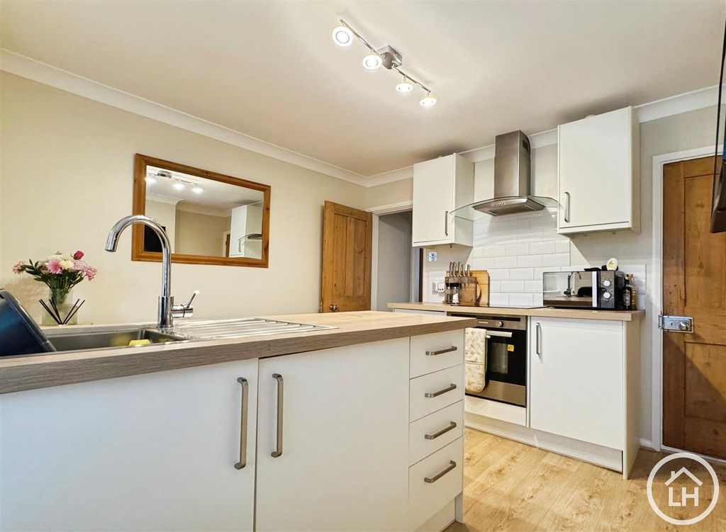 Property photo 3 of 17 Kitchen