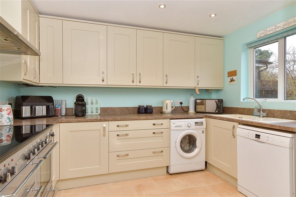 Property photo 3 of 11 Kitchen