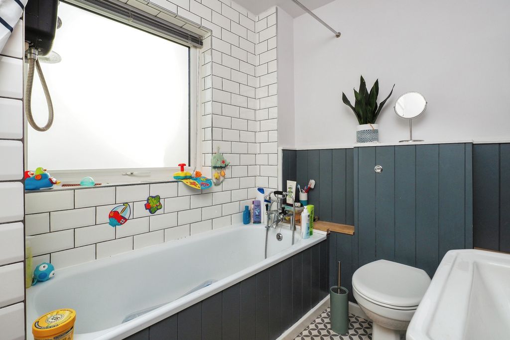 Property photo 2 of 17 Bathroom