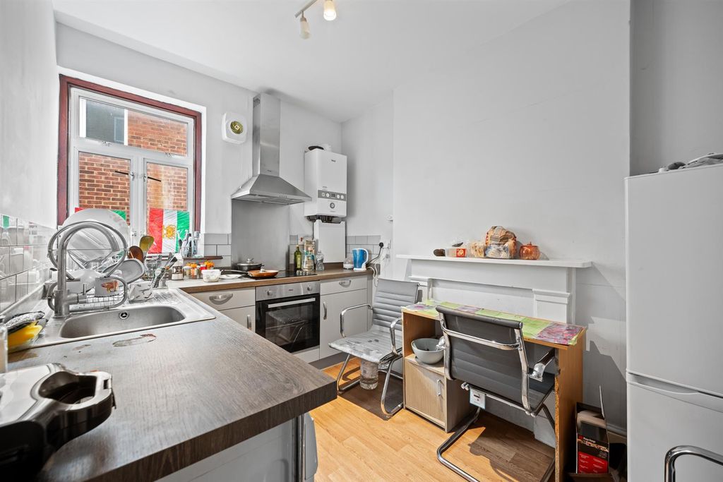 Property photo 3 of 7 Kitchen