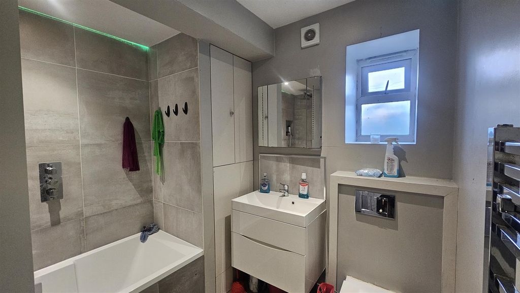 Property photo 3 of 7 Bathroom