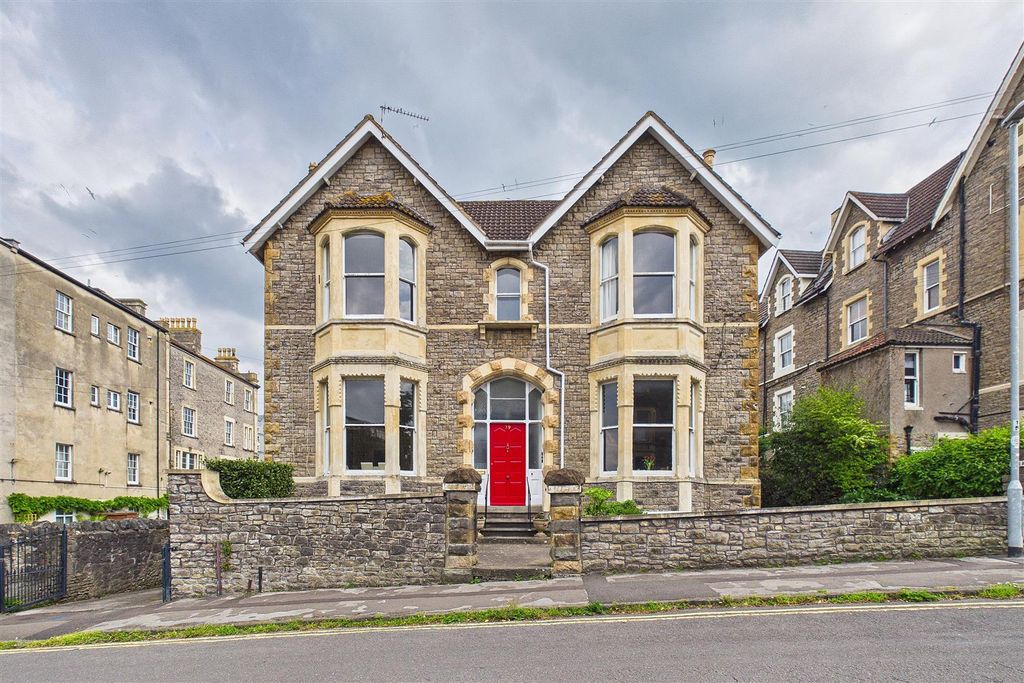 Property photo 1 of 11