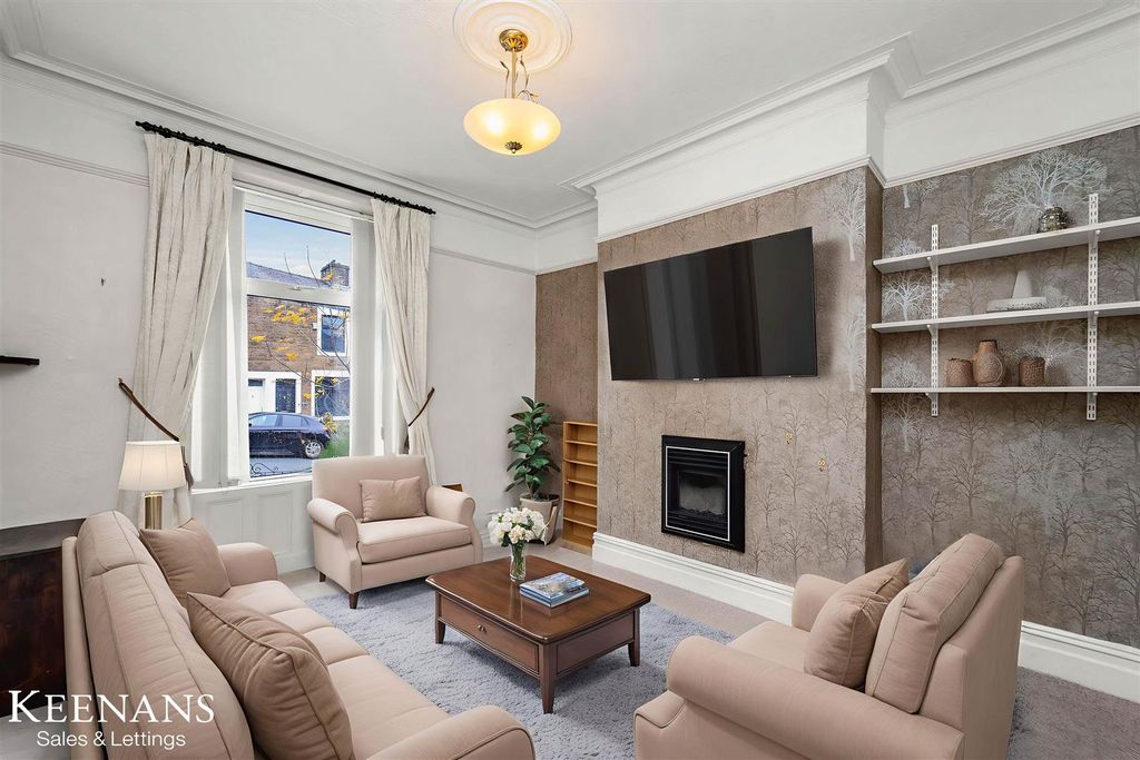 Property photo 3 of 28 Dsc05498 - Living Room - Standard - 7.Jpg