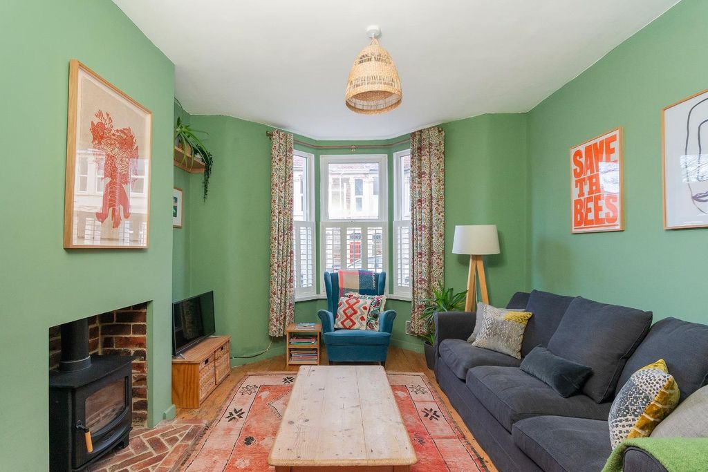 Property photo 3 of 34 0C6Rgk - Living Room E.Jpg