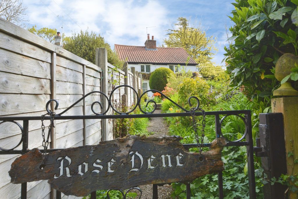 Property photo 1 of 30 Rose Dene