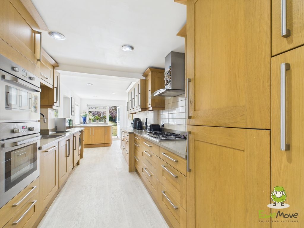 Property photo 3 of 25 Ewemove Basingstoke Estate Agents - 24 Byfleet Ave