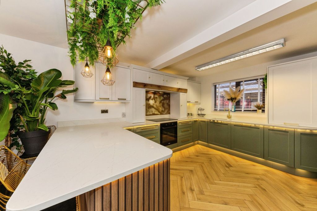 Property photo 2 of 15 Kitchen/Breakfast