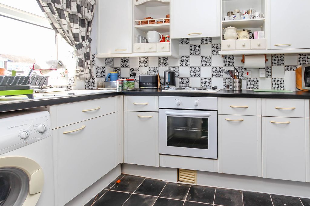 Property photo 3 of 8 Kitchen