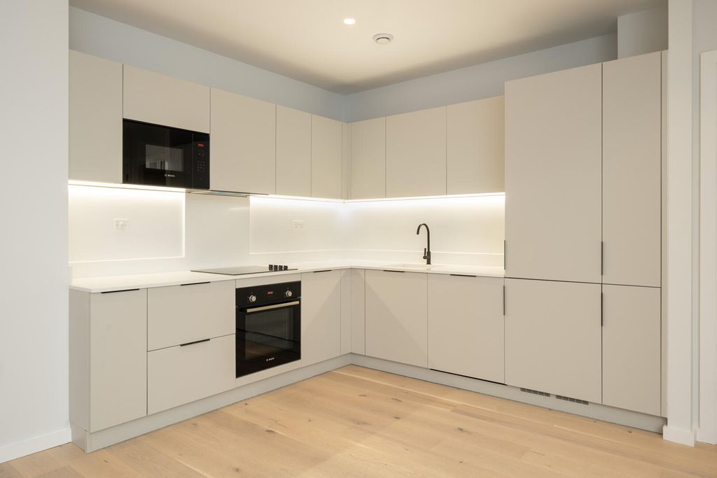 Property photo 3 of 17 Kitchen