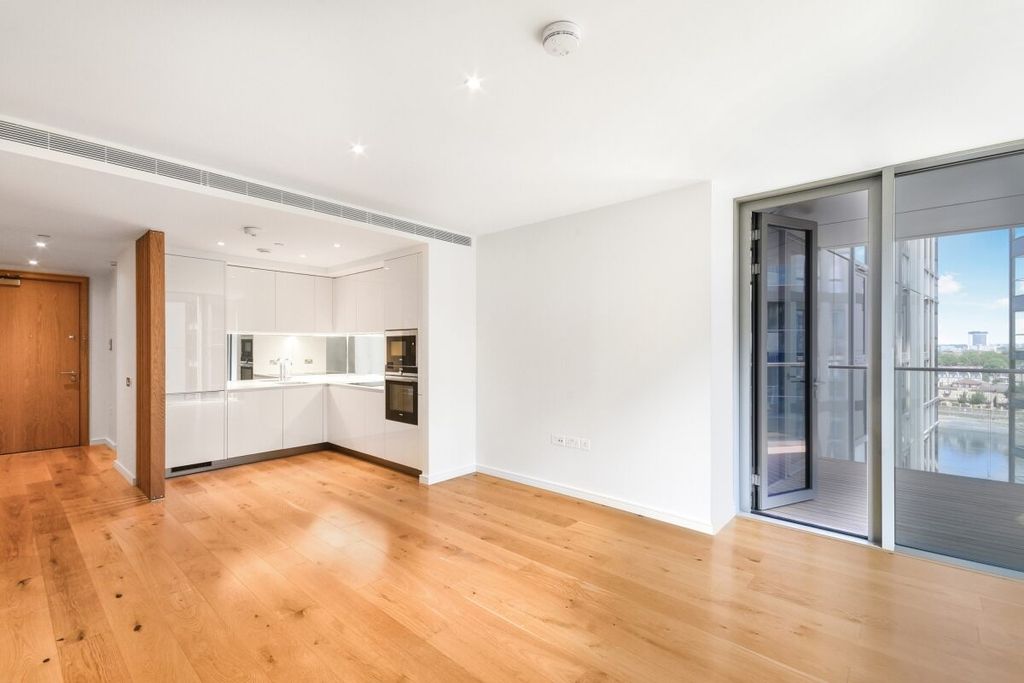 Property photo 1 of 16 Eastfields Avenue