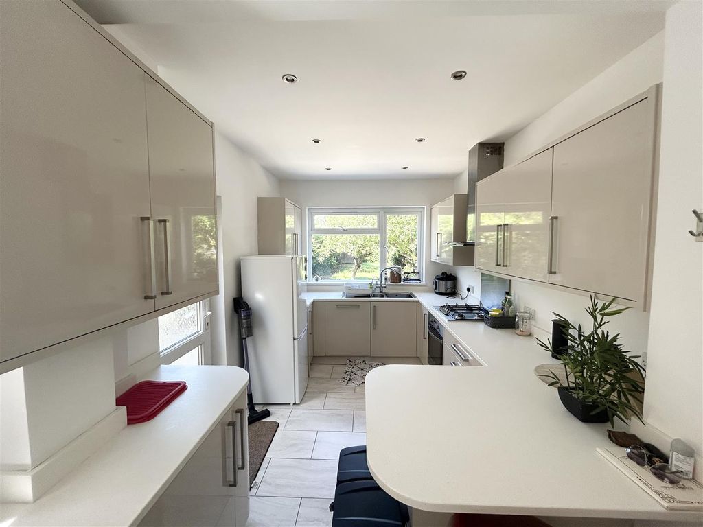 Property photo 2 of 16 Kitchen/Breakfast Room: