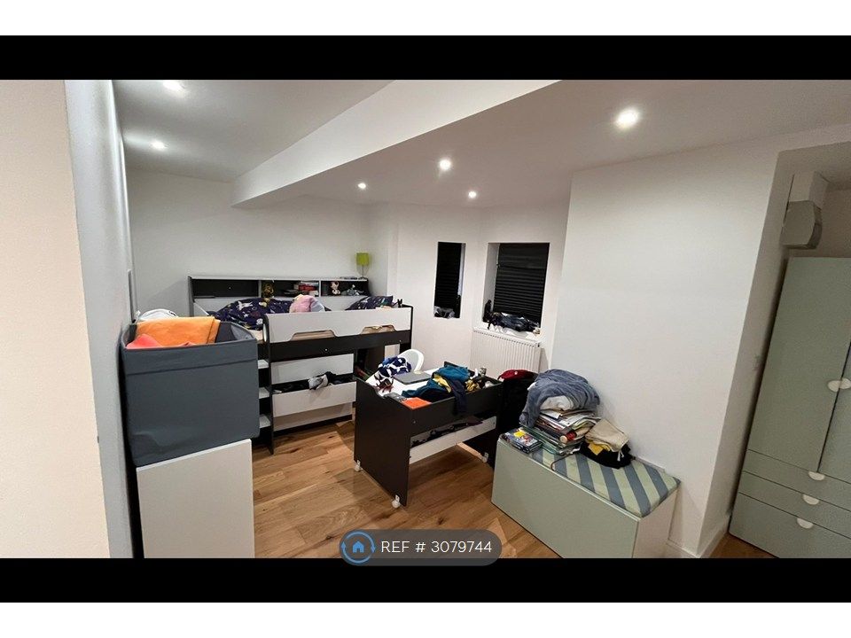 Property photo 3 of 10 1st Basement Room (With Light Dwell Bay Windows)
