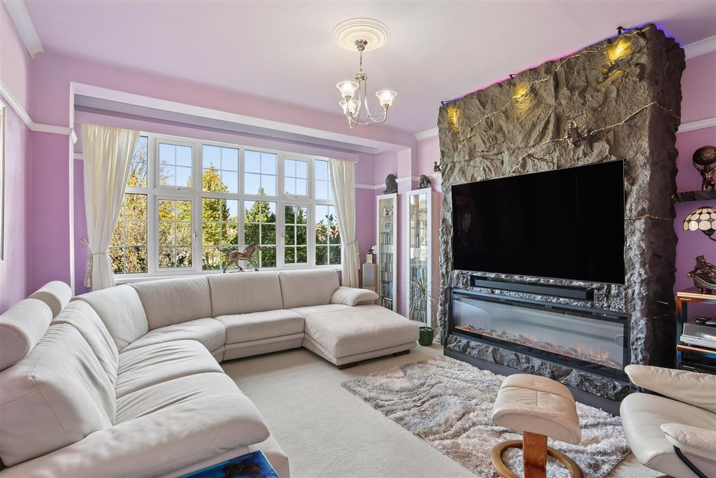Property photo 2 of 29 1795900421 - 27 Central Way, Sm5 - 14.Jpg