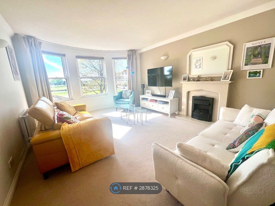 Property photo 1 of 20 Spacious Living Room With Bay Window