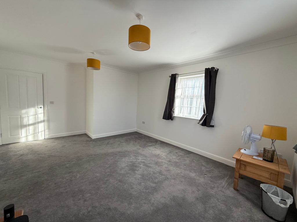 Property photo 3 of 7 Living Room