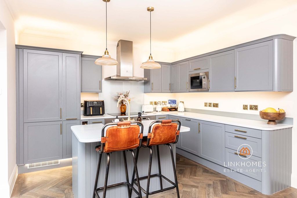 Property photo 2 of 41