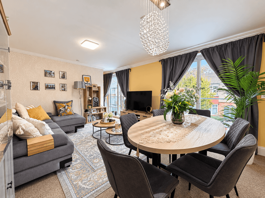Property photo 1 of 11 Spacious Mid Floor Apartment For Rent In N4