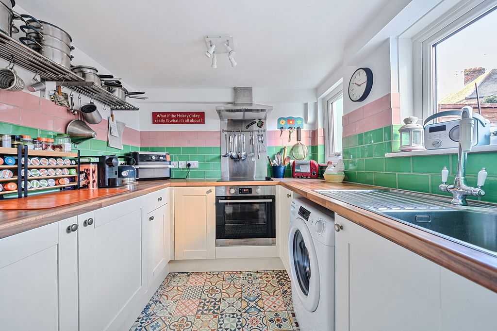 Property photo 2 of 10 Kitchen