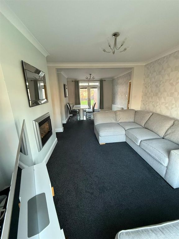 Property photo 3 of 16 Lounge