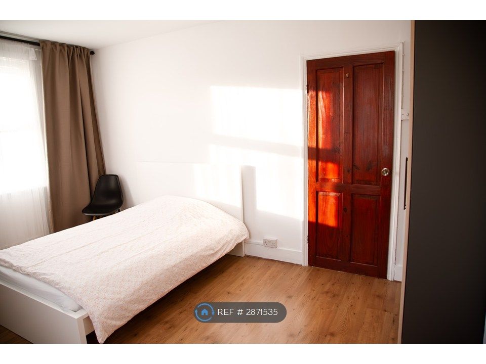 Property photo 3 of 20 Large Double Bedroom