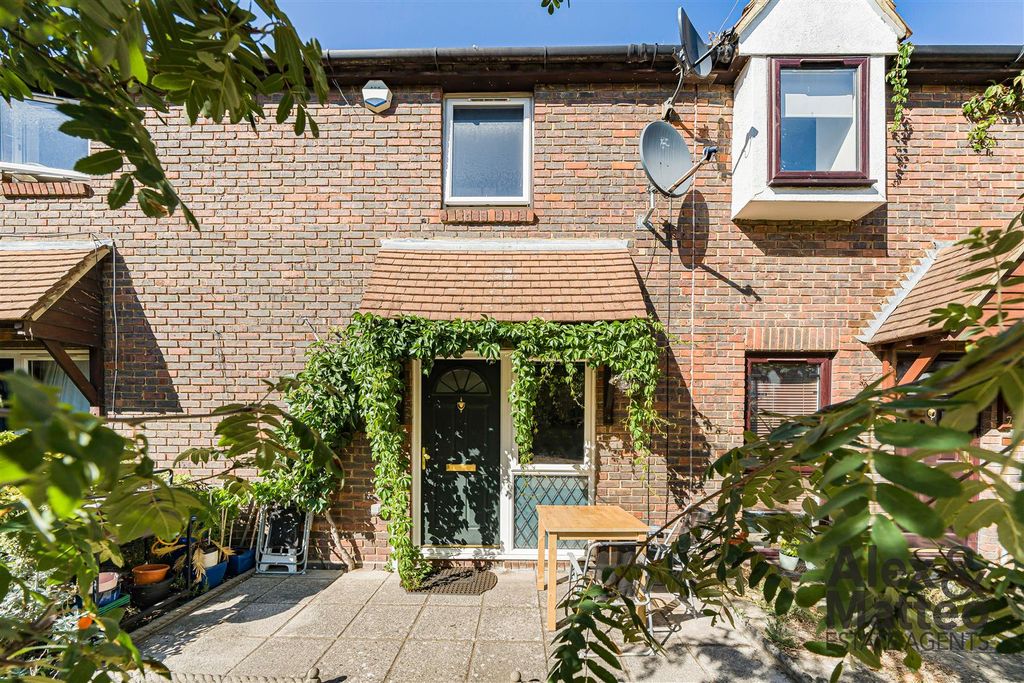 Property photo 1 of 22 Abbey Gardens