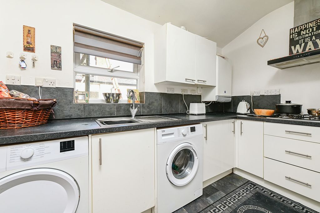 Property photo 3 of 6 Kitchen