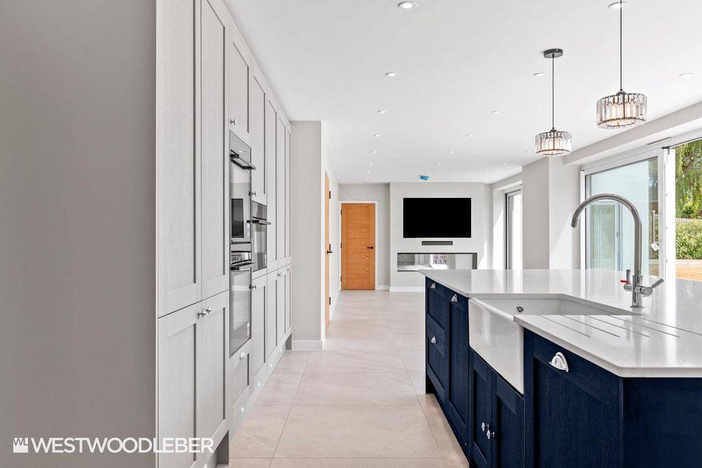 Property photo 3 of 51 Badmintonplace_55.Jpg