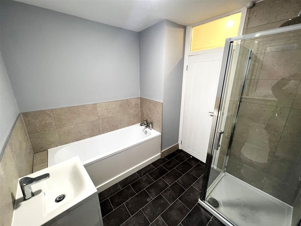 Property photo 3 of 9 Bathroom.Jpg