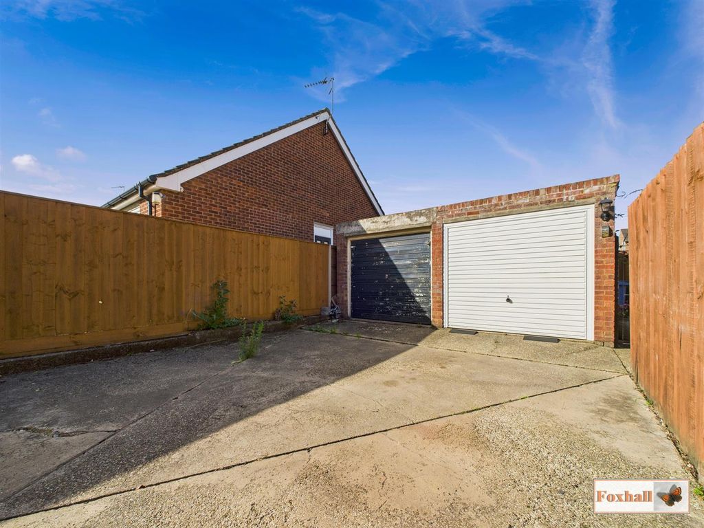 Property photo 2 of 19 Garage &amp; Parking