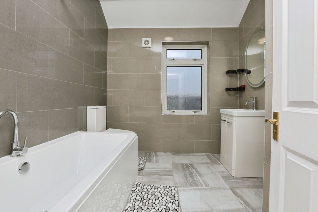 Property photo 1 of 19 Bathroom