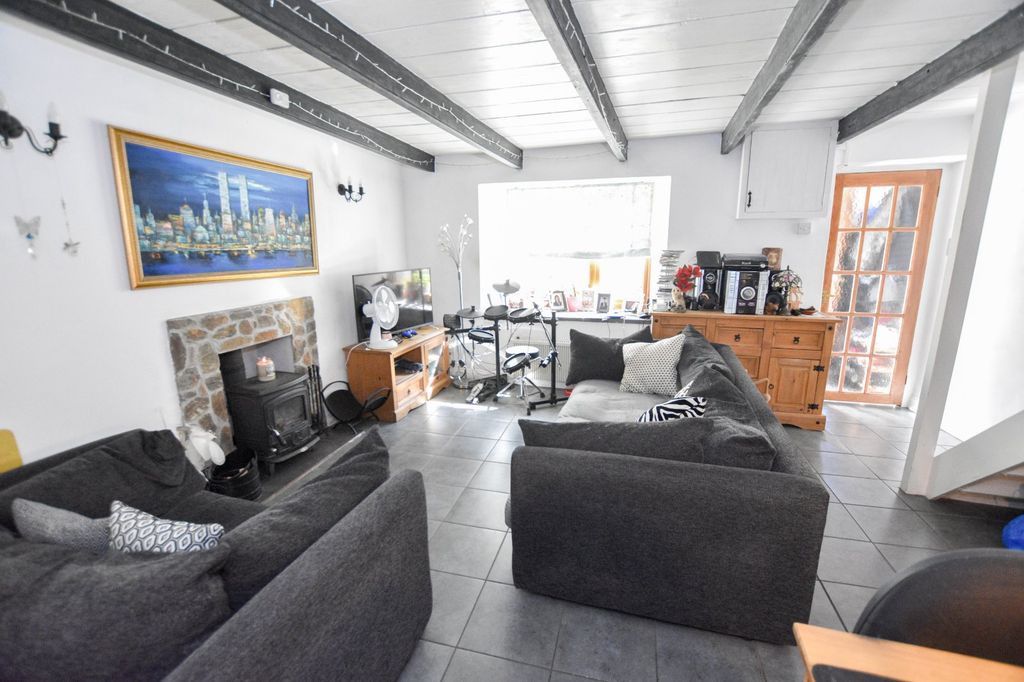 Property photo 3 of 12 Lounge