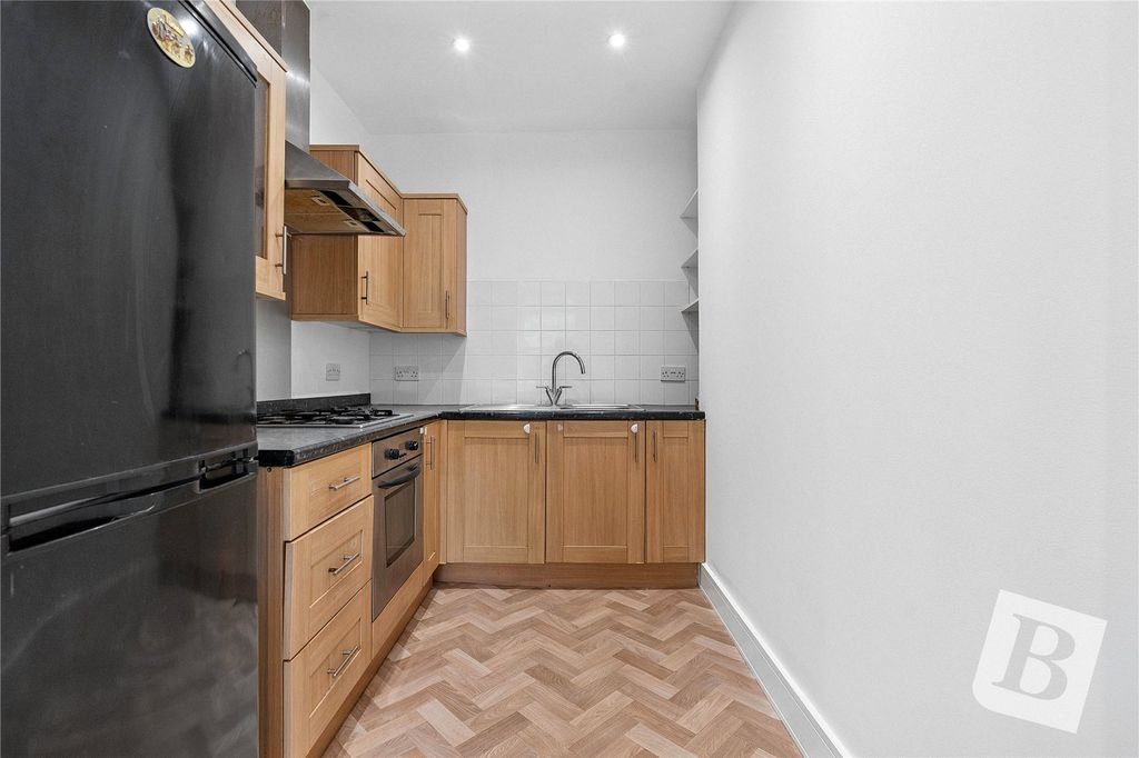 Property photo 3 of 10 Kitchen