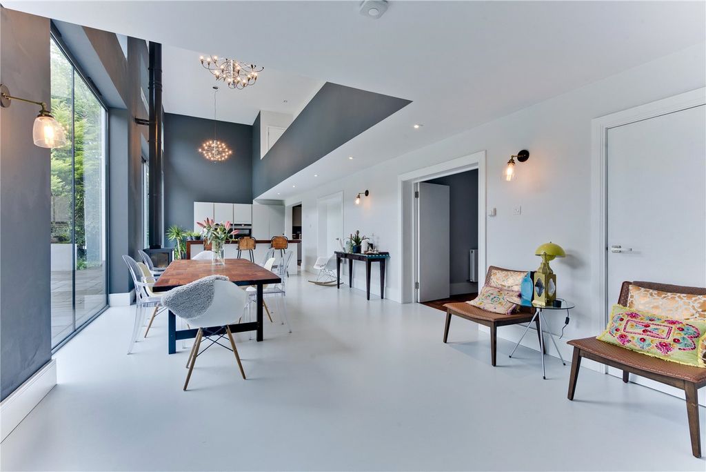 Property photo 2 of 12 Impressive Open Plan