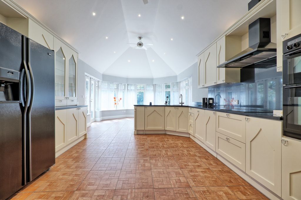 Property photo 2 of 37