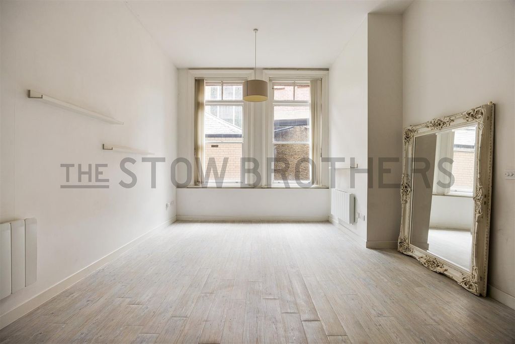 Property photo 2 of 19 Adelaide Road, E10