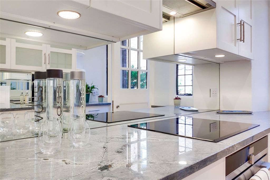 Property photo 3 of 18 Kitchen