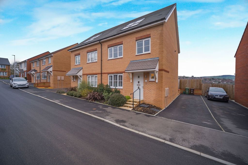 Property photo 2 of 33