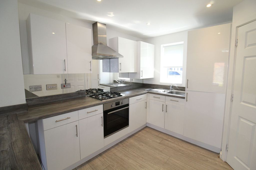 Property photo 3 of 16 Fitted Kitchen