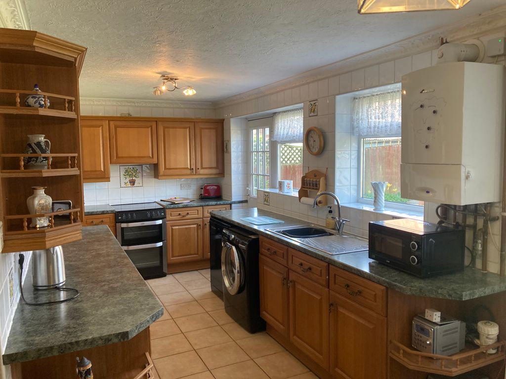 Property photo 3 of 18 Kitchen