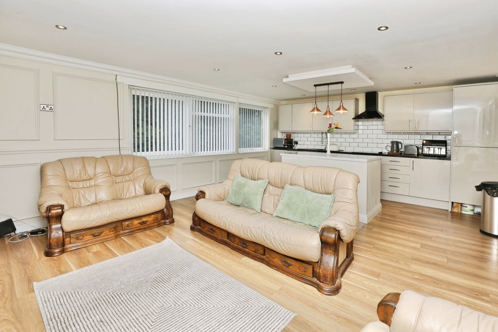 Property photo 3 of 15 Lounge / Kitchen