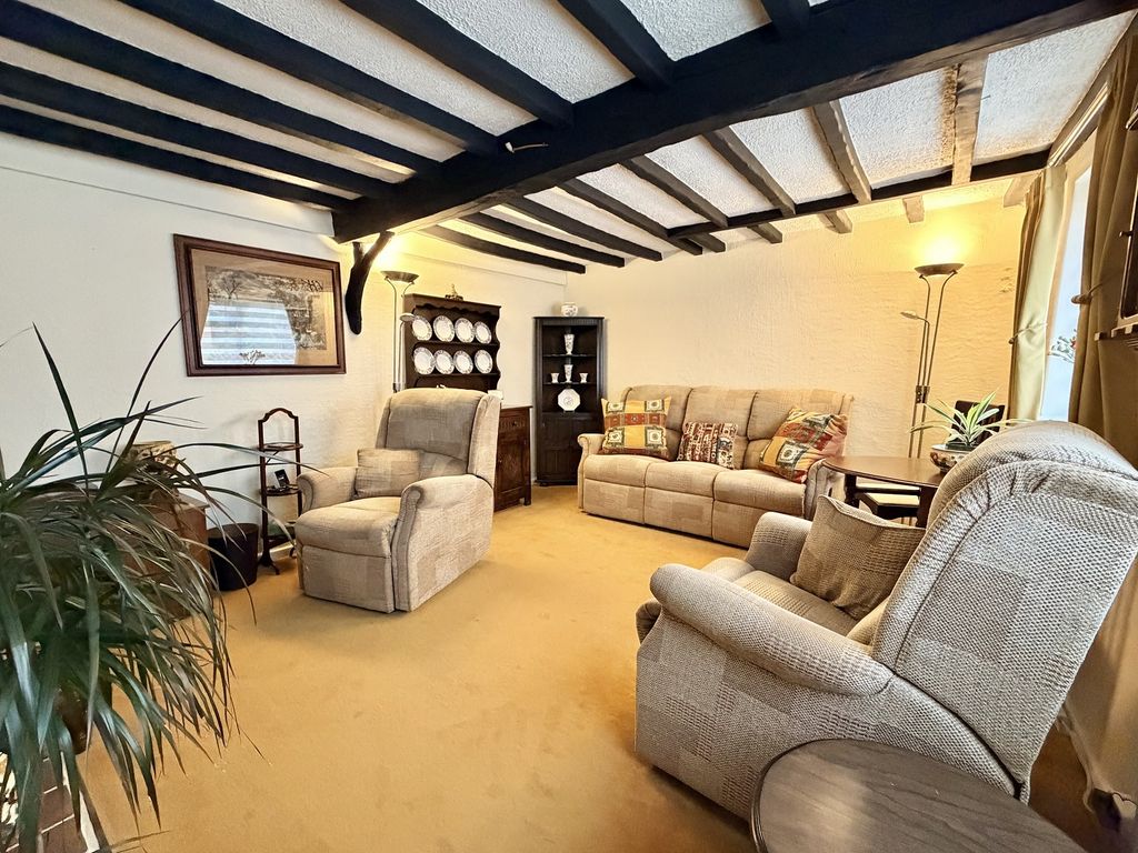 Property photo 3 of 10 Lounge
