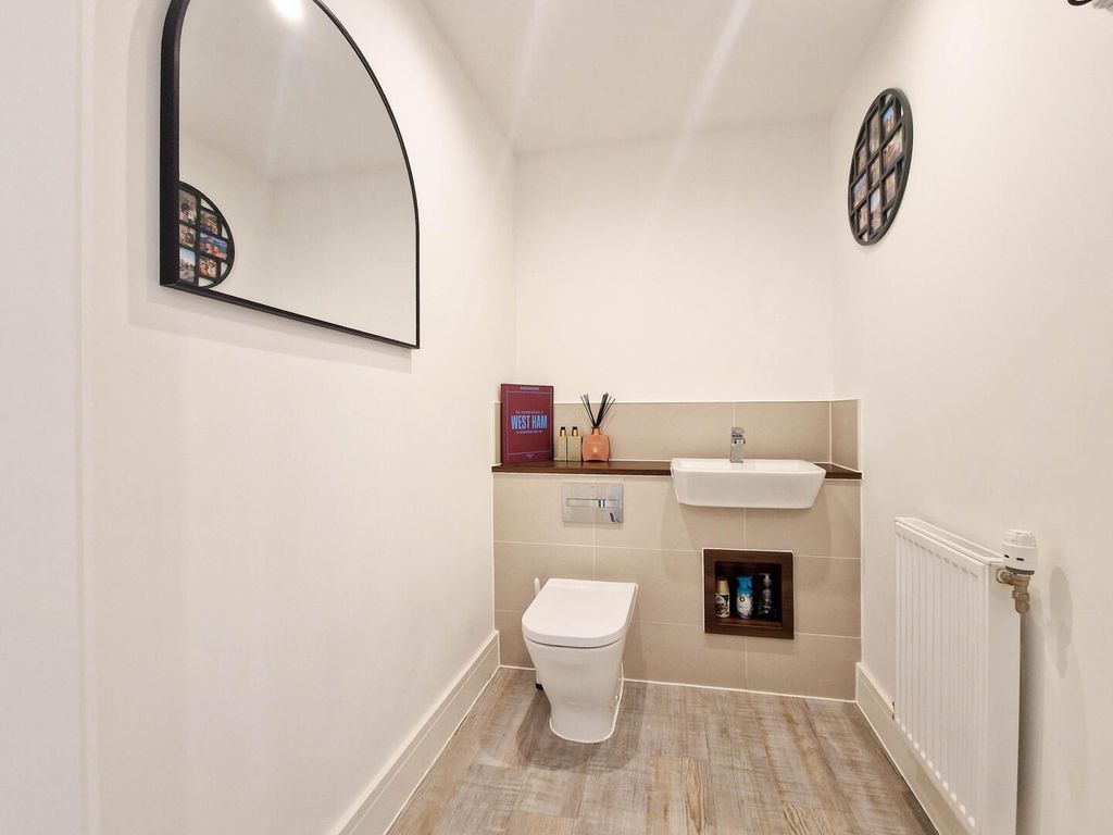 Property photo 3 of 26 Guest WC