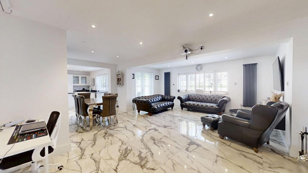 Property photo 2 of 15 Talbot-Crescent-06062025_084229.Jpg